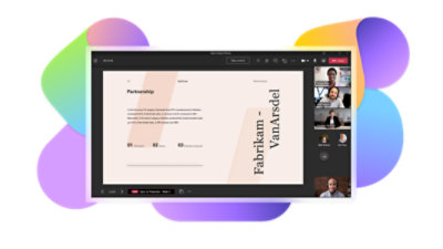 Eine Person, die an einer Teams-Videounterhaltung teilnimmt und durch die Folien einer laufenden Präsentation blättert