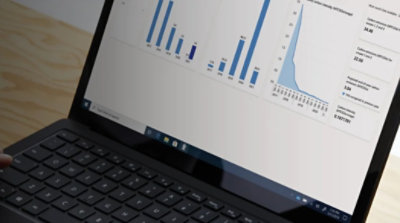 노트북에 표시되는 탄소 배출량 데이터