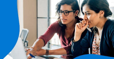 Deux ouvrières regardent un écran.