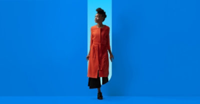 Femme entrant dans un espace bleu.