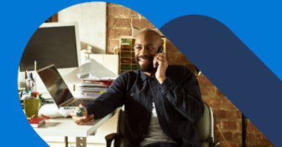 Homme assis sur une chaise et parlant au téléphone.