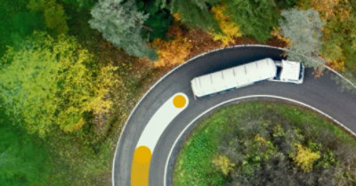 Camion blanc prenant un virage.