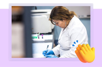 Un trabajador sanitario escribe algo en un papel.