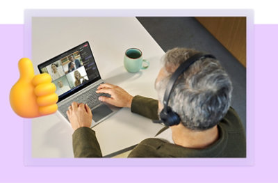 Una persona con auriculares participa en una llamada de Teams en un portátil.