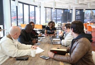 Un gruppo di persone attorno a un tavolo in una sala conferenze