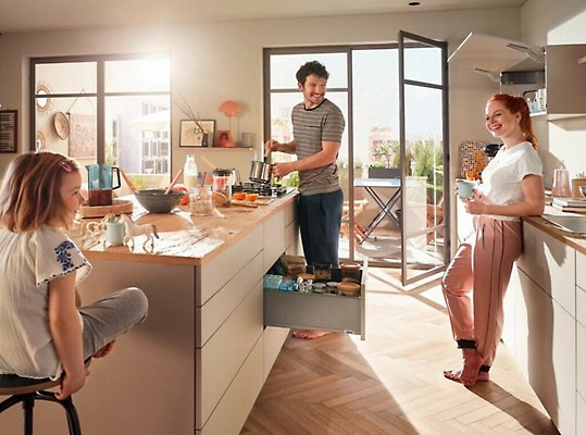 Familienmitglieder, die sich zusammen in der Küche aufhalten