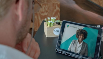 Eine Person, die an einem Laptop sitzt und sich ein Video anschaut