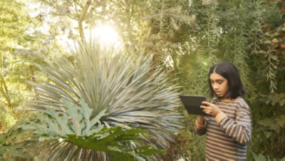 Dítě, které venku používá tablet