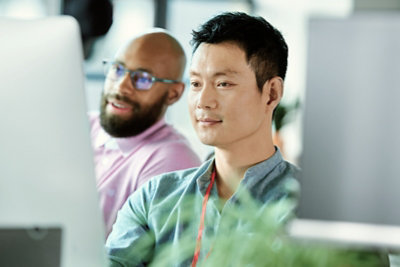 デスクトップで作業する 2 人 の人物