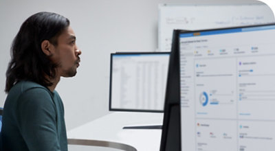 Une personne faisant une présentation tout en désignant une ressource.