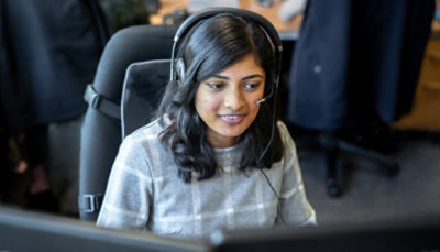 Un rappresentante del servizio clienti che indossa un paio di cuffie