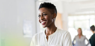 Osoba se smeje u kancelariji.