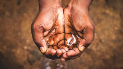 Due mani a coppa che trattengono acqua.