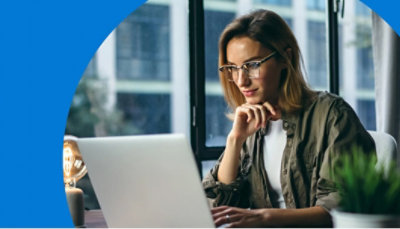 En person, der arbejder på en bærbar computer