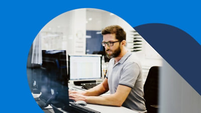 Una persona sentada frente a su escritorio trabajando.