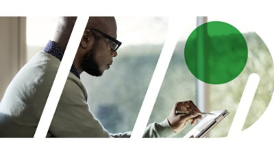 使用平板電腦和手寫筆的人。