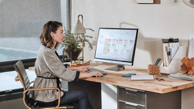 Personne travaillant à son bureau à son domicile