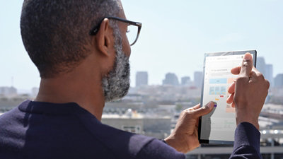 A person using Windows 365 at their desk with two desktop monitors