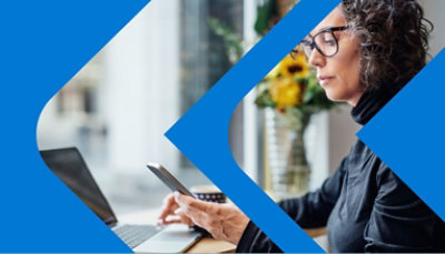 Persona atspiedusies pret sienu un izmanto mobilo tālruni.