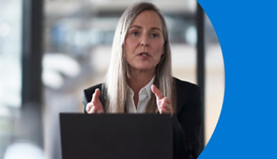 Persona runā pie klēpjdatora.