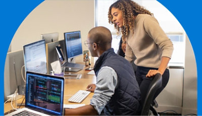 Divi cilvēki diskutē klēpjdatora priekšā