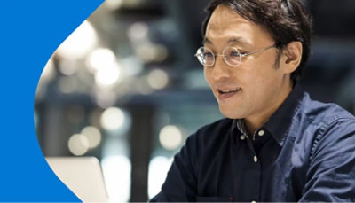 Persona skatās klēpjdatorā.