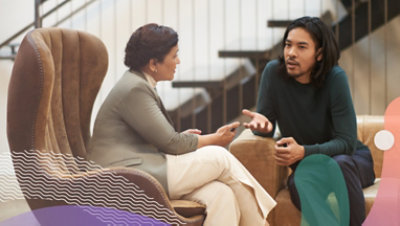 Två personer diskuterar när de sitter på soffa