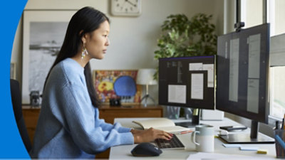 Personne travaillant à un bureau.