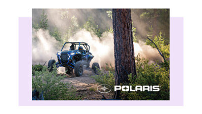 Ein Off-Road-Fahrzeug in einem Wald