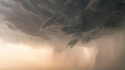 Un tornado che si forma nel cielo
