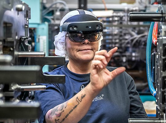 A worker using HoloLens 2