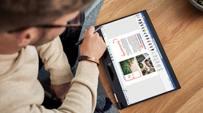 Oseba s tabličnim pisalom označuje dokument v Wordu