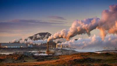 עשן נערם מול רכס הרים.