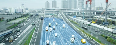 Een afbeelding van een snelweg met auto's.