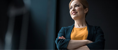 Henkilö, joka pitää käsiään puuskassa