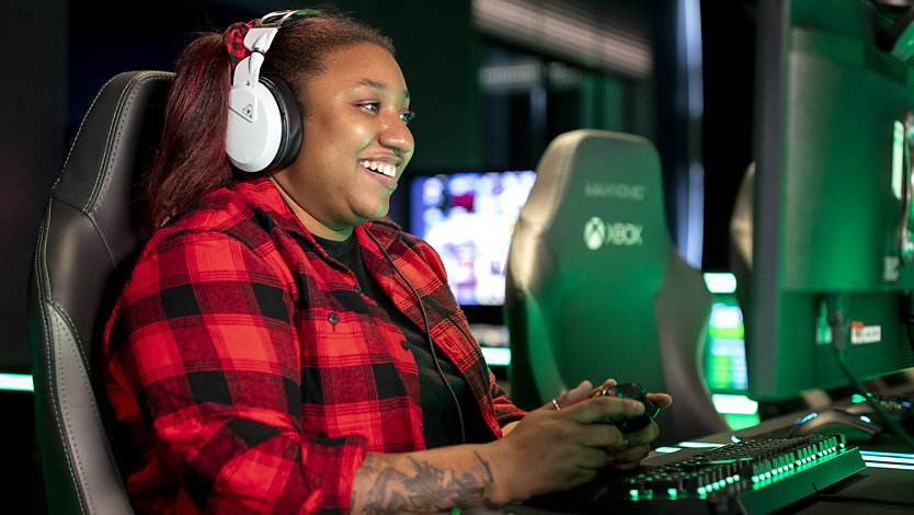 A women play the latest Xbox gaming lounge.