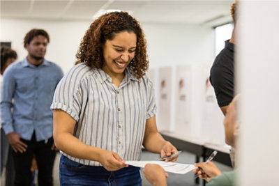 Een persoon die z'n stem uitbrengt bij een stemlocatie. 
