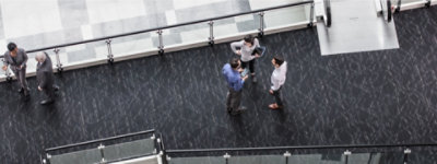 Luchtfoto van personen in een modern kantoorgebouw. 
