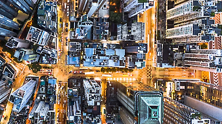 Luftfoto af en by med mange bygninger