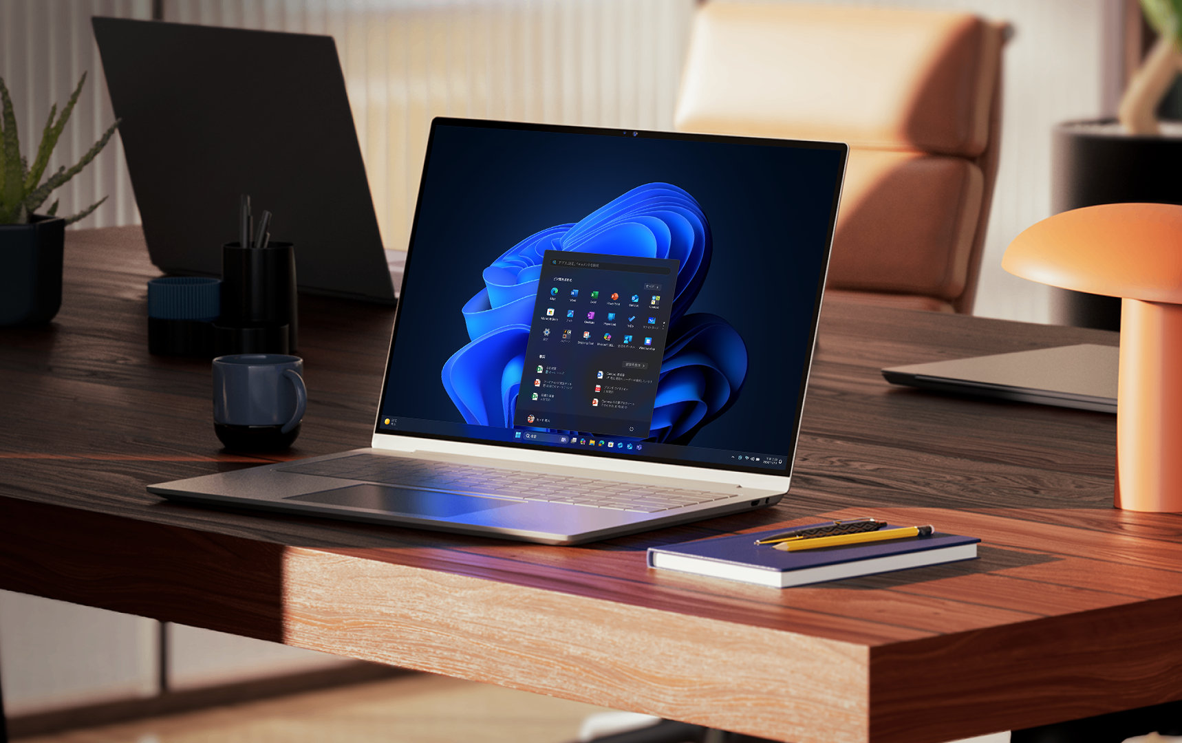 机の上で開かれた Windows 11 Pro ノート PC