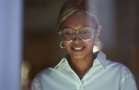 Una persona baja la mirada hacia un dispositivo.