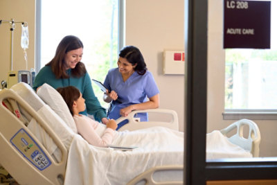 Ein Arzt spricht mit einem Patienten.