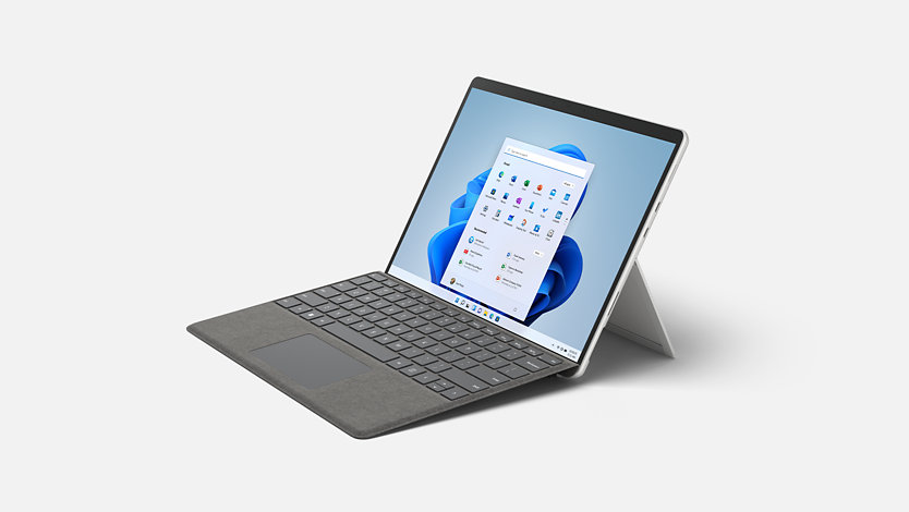 Surface Pro 8 avec le pied déployé et une image à l’écran.