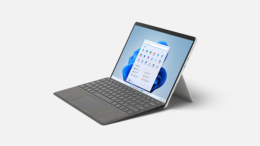 Surface Pro 8 mit aufgestelltem Kickstand und Bild auf dem Bildschirm.