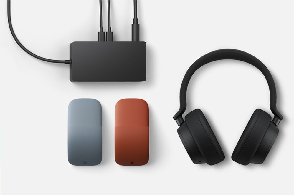Microsoft Surface-accessoires, waaronder een dock, muis en hoofdtelefoon.