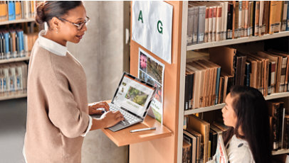 Surface で作業をしている女性二人