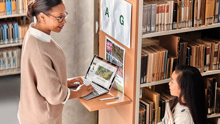 Una donna che usa un tablet Surface