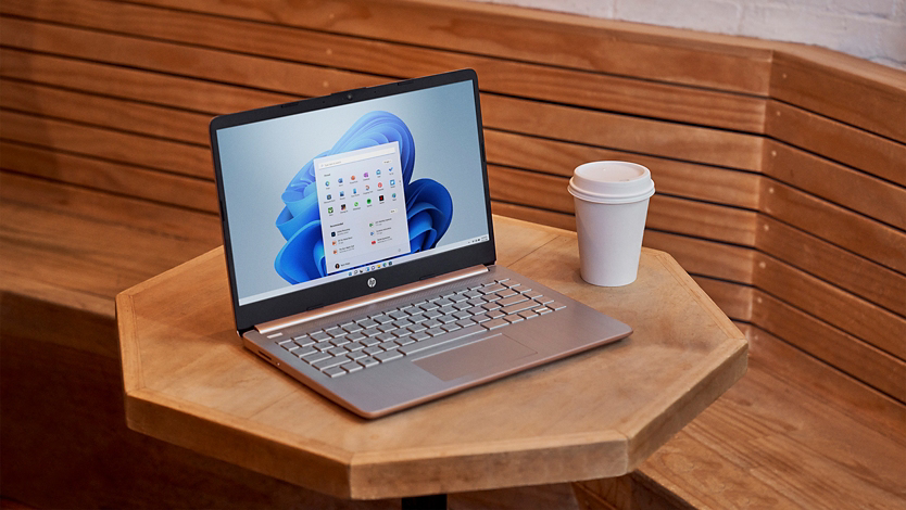 Um dispositivo Surface a mostrar o ecrã na mesa de um café.