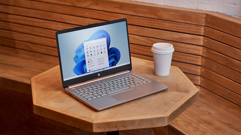 Een Surface-apparaat met scherm op een tafel in een café.