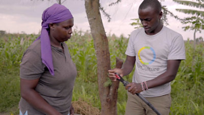 A Kenyan woman and Sun Culture representative examine an irrigation tool.